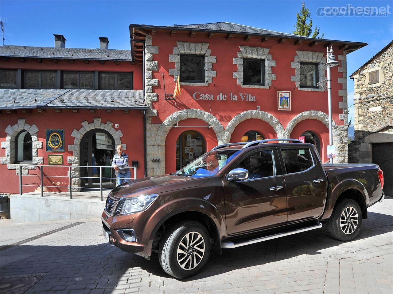 Detrás de la Navara el Ayuntamiento de Llívia, a la izquierda el Museo Farmacia Esteve