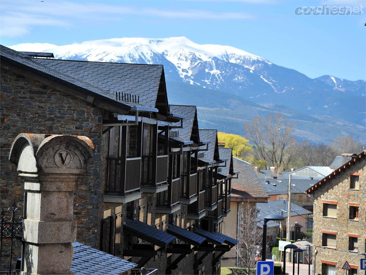 Siempre omnipresentes, las montañas nevadas como fondo