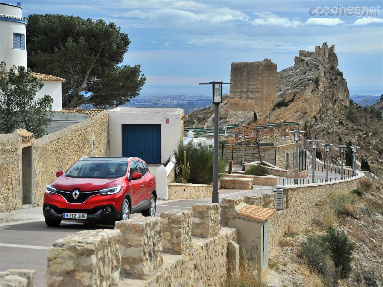 El Kadjar en primer plano, a continuación el Castillo de la Torre Grossa, al fondo el Mar Mediterraneo visto desde Xixona