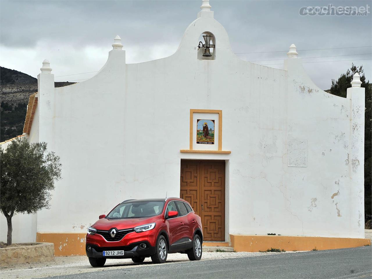 El Kadjar posando junto a la Ermita de San Antonio Abad, ya con Jijona a la vista