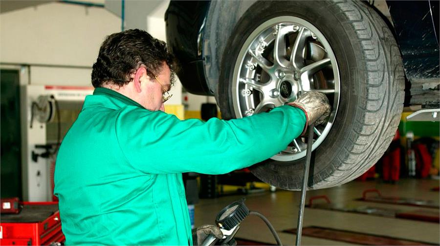 El Libro Taller permite a todos los talleres españoles registrar las acciones de mantenimiento y reparación realizadas en el vehículo en los servidores de la DGT.