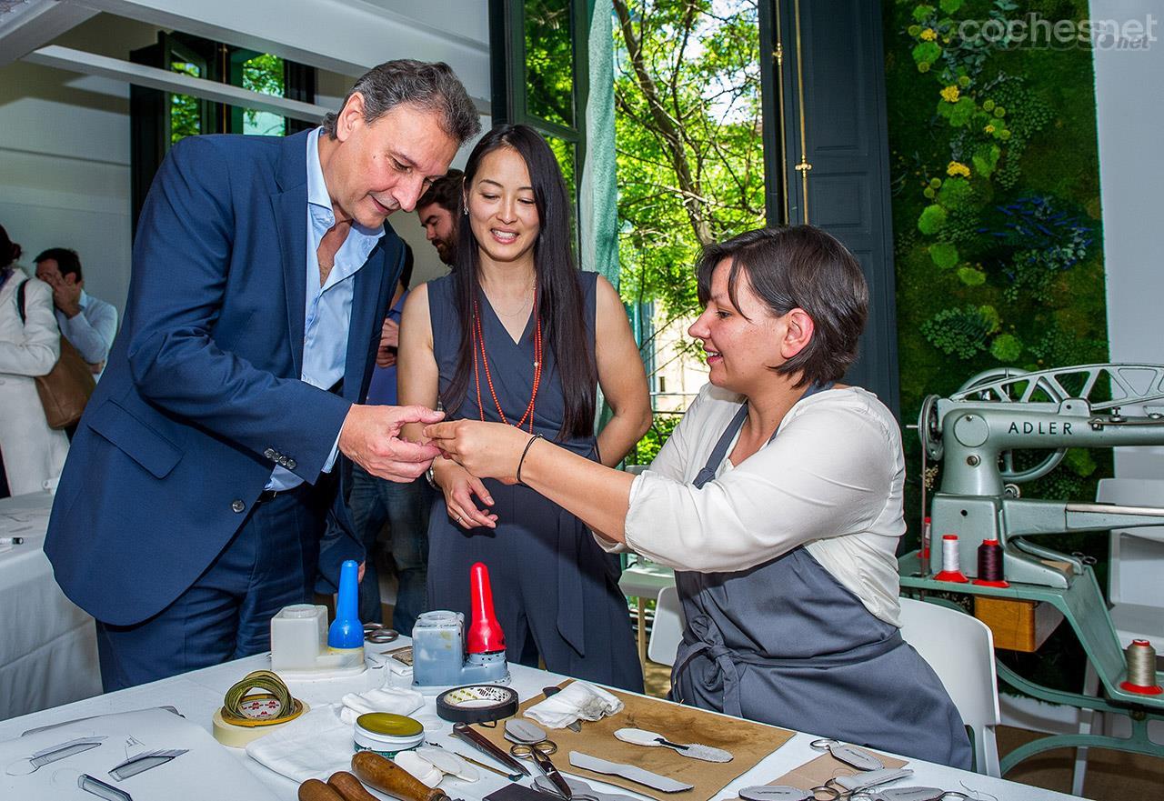 Magdalene Borchmann, artesana Vignale, muestra su trabajo a Erika Tsubaki, supervisora de diseño de Ford Europa, y a Jesús Alonso, Consejero Delegado de Ford España.