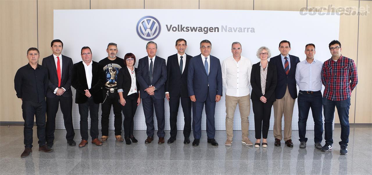 Directivos y representantes de los trabajadores de Volkswagen, tras la firma del acuerdo.