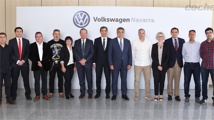 Directivos y representantes de los trabajadores de Volkswagen, tras la firma del acuerdo.