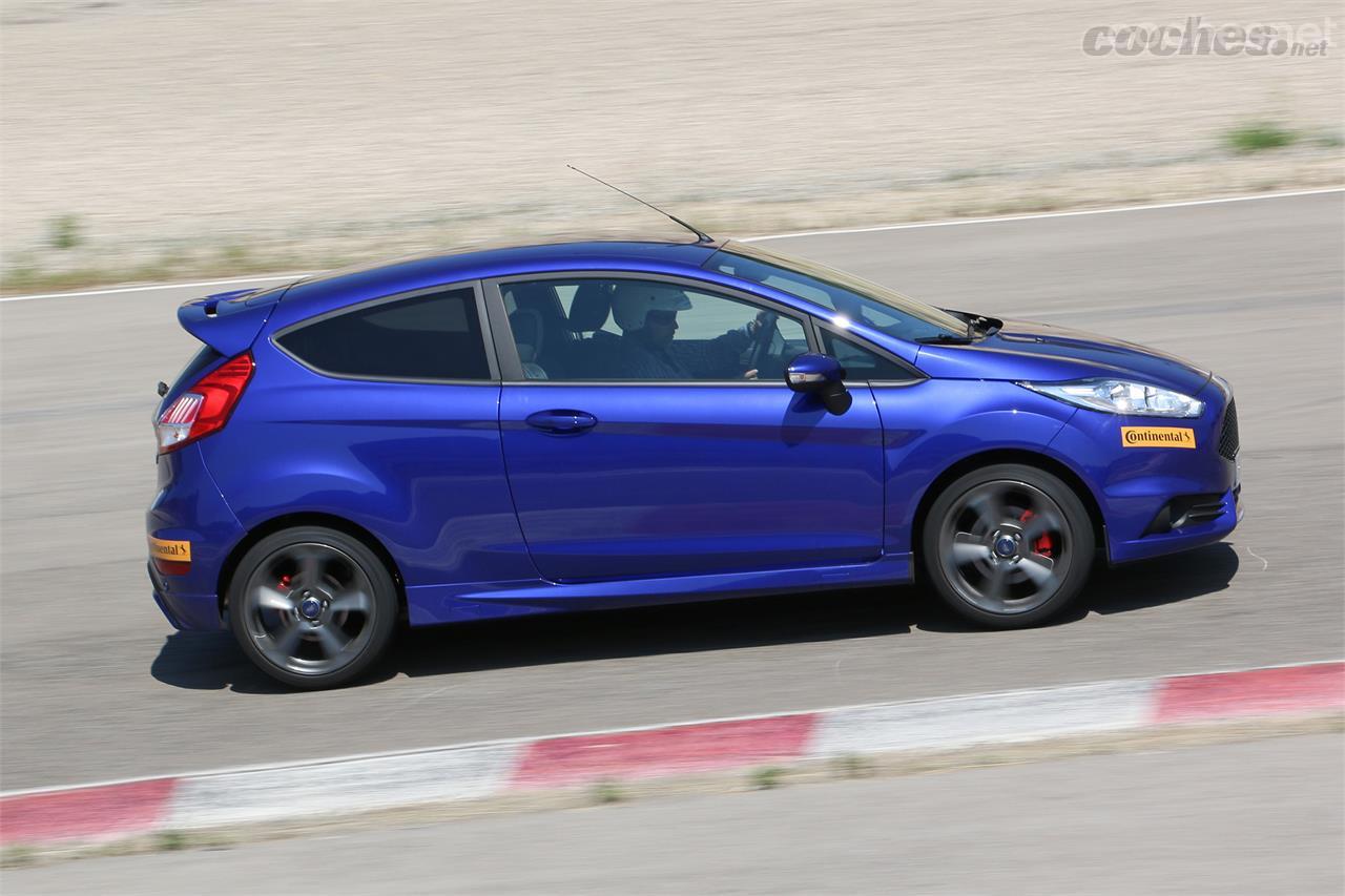 El Ford Fiesta ST se desenvuelve perfectamente en el trazado de Parcmotor de Castellolí. 