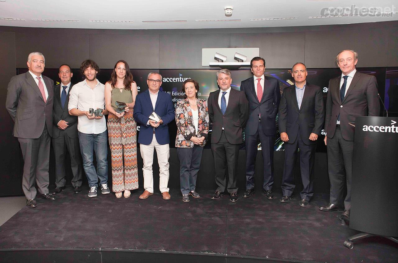 Los ganadores de la nueva edición del Premio de Periodismo Accenture con los miembros del jurado.