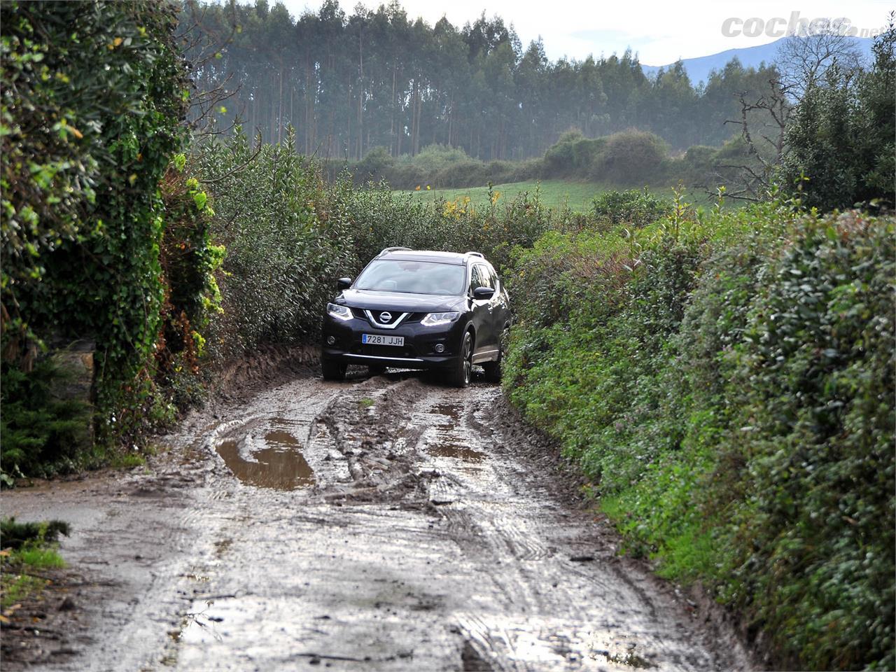 Aún siendo una de las rutas más fáciles que hemos realizado, no faltaron los caminos embarrados y las subidas de piedra suelta. Los SUV son los vehículos ideales para circular por estas carreteras.