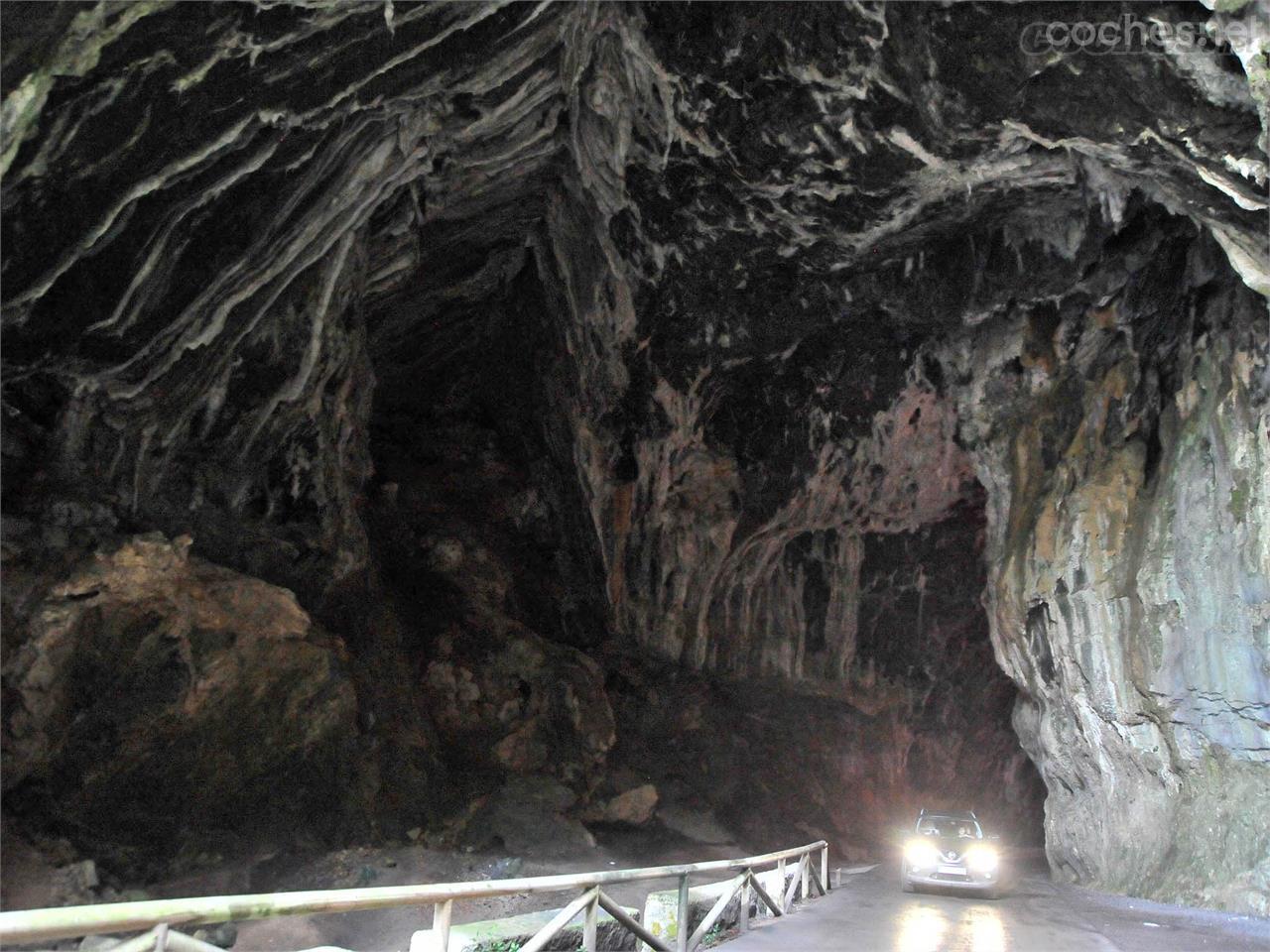 En ambos lados de la cueva la entrada es impresionante y sorprende encontrártela en medio de la carretera