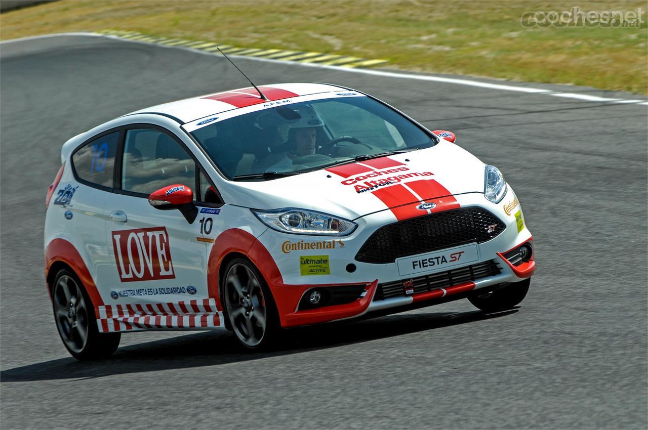 Nuestros Fiesta ST en acción. El coche se comportó de manera magnífica. Este modelo es el mejor de los utilizados hasta ahora por Ford en esta carrera.