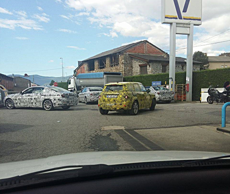 Miquel Saltó, un lector de coches.net, nos envía éstas tres fantásticas fotografías de los nuevos Mini Countryman y BMW Serie 5 de pruebas por La Seu d'Urgell. (Fotos: Miquel Saltó)