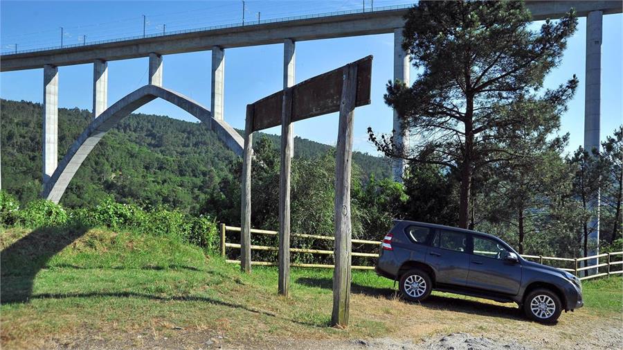 El moderno puente del AVE visto desde el Mirador de Gundián