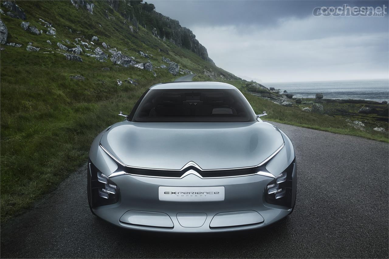 El frontal del Citroën Cxperience Concept cuida mucho la aerodinámica. Cuenta con entradas de aire de tipo activo y "flaps" en los laterales para optimizar el flujo de aire. 