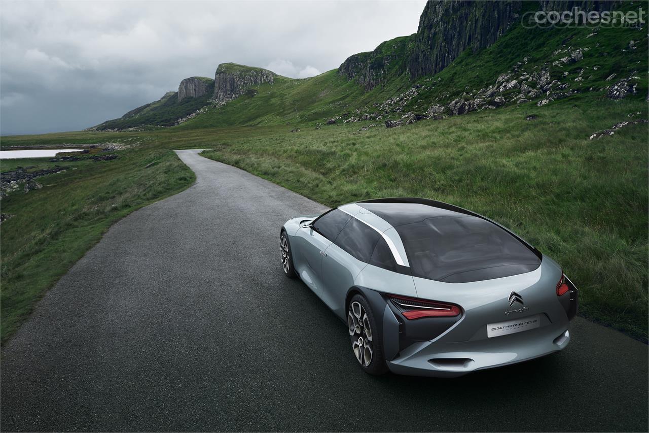 La zaga del Citroën Cxperience muestra la enorme luna y techo panorámico en una sola pieza, que dan mucha luminosidad al habitáculo. 