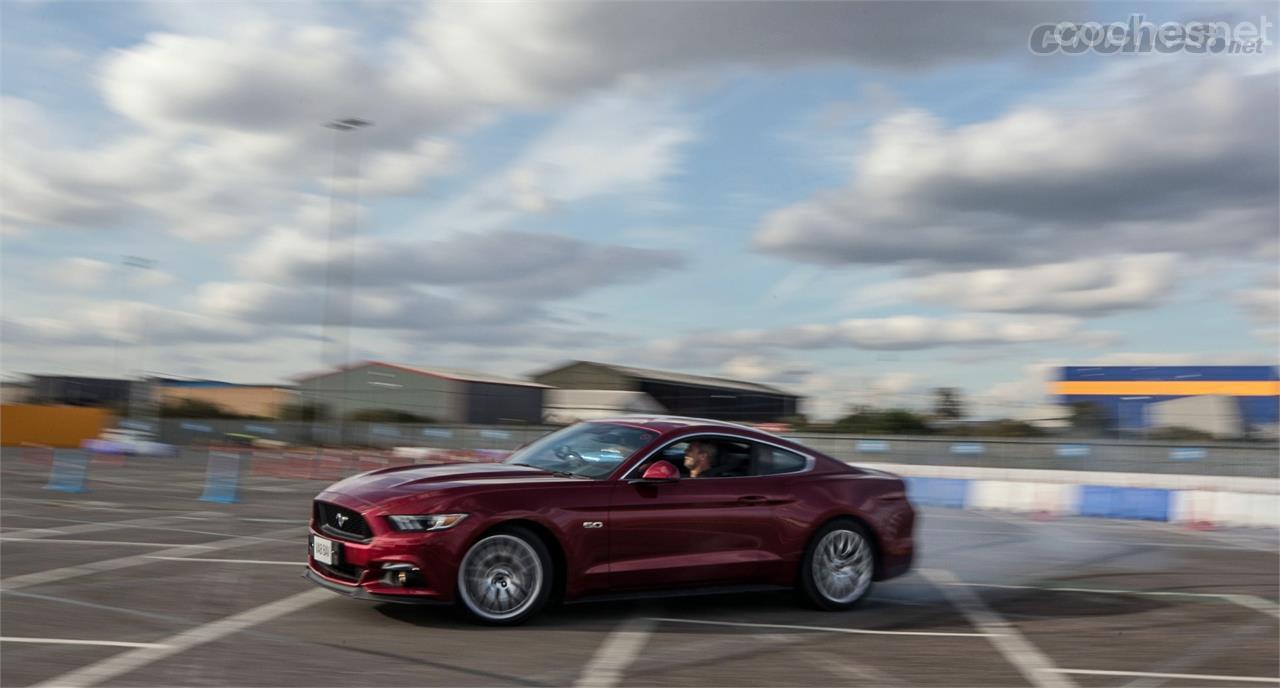 Derrapar en un Mustang V8 "con el pie en la tabla" nunca está de más...