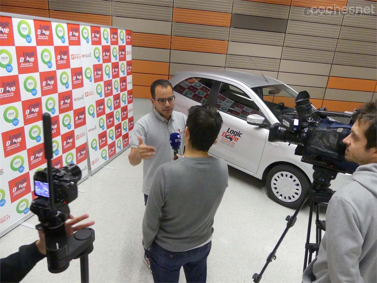 Marcel Besolí junto a uno de los Ford Ka+ que se usarán para realizar los cursos de Nivel 1 y Nivel 2.