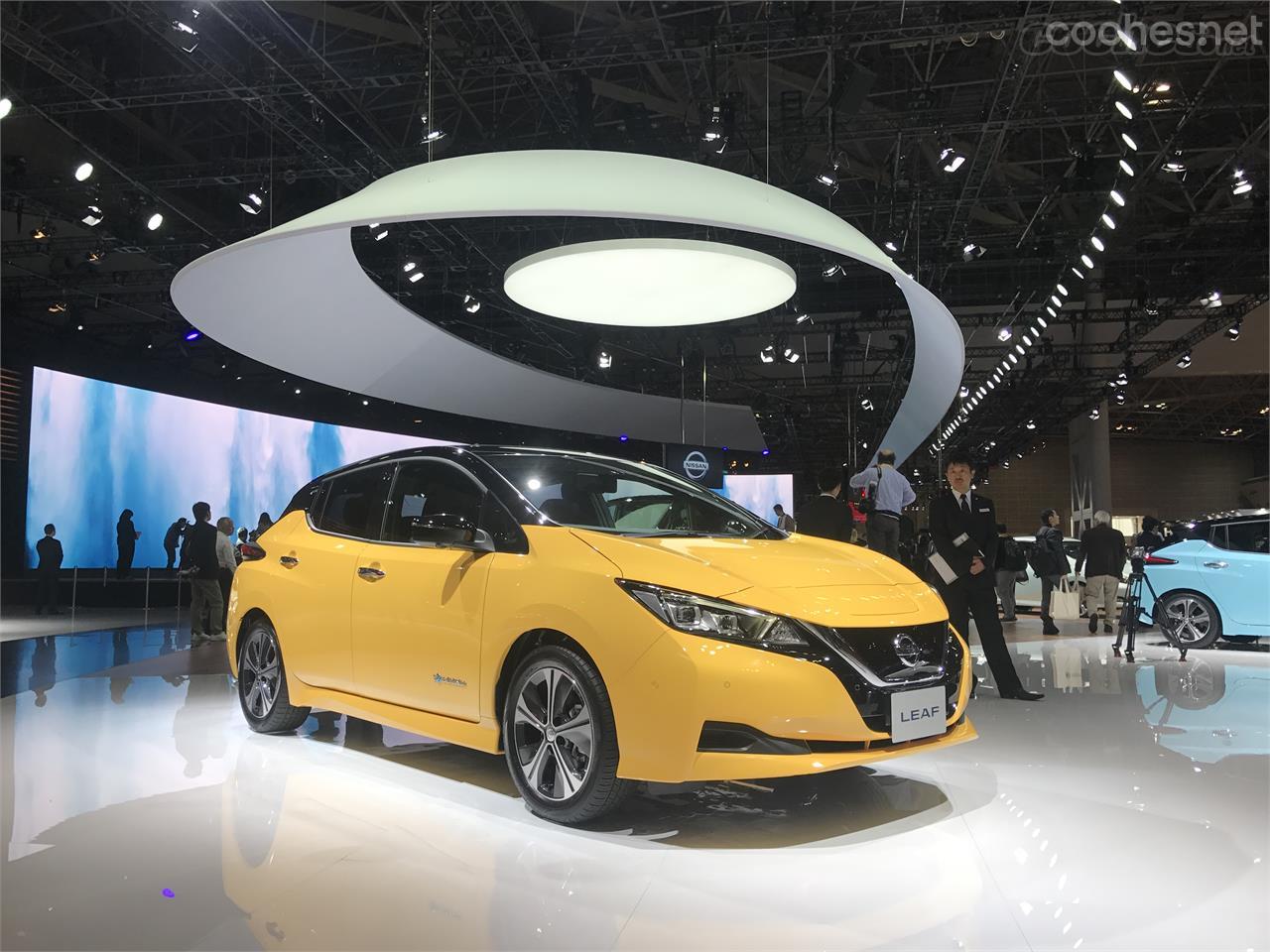 El Nissan Leaf, que ya está a la venta en Japón, llegará a Europa a principios del próximo año. Mejora en diseño, en habitabilidad, en prestaciones y en autonomía.