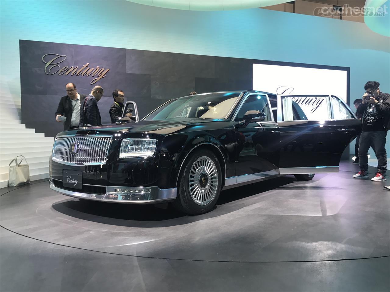 Los magnates japoneses prefieren el Toyota Century al Mercedes Clase S, por ejemplo, de manera que se imponía una nueva generación de este lujoso automóvil.