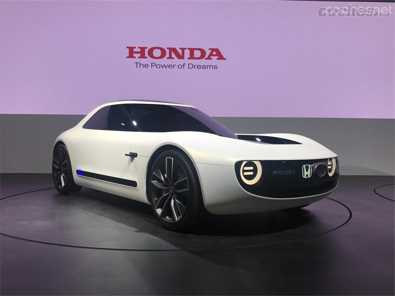 El Honda EV Sport Concept es, en el ámbito de los pequeños cupés deportivos lo que el EV Concept de Frankfurt en el de los utilitarios y la confirmación que Honda ve en serio con los eléctricos.