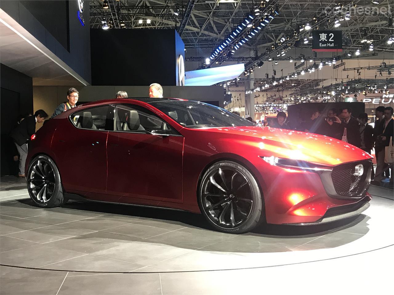 Miradlo bien porque ahí detrás se esconde la próxima generación del Mazda3. Un diseño muy limpio y unas líneas muy deportivas.