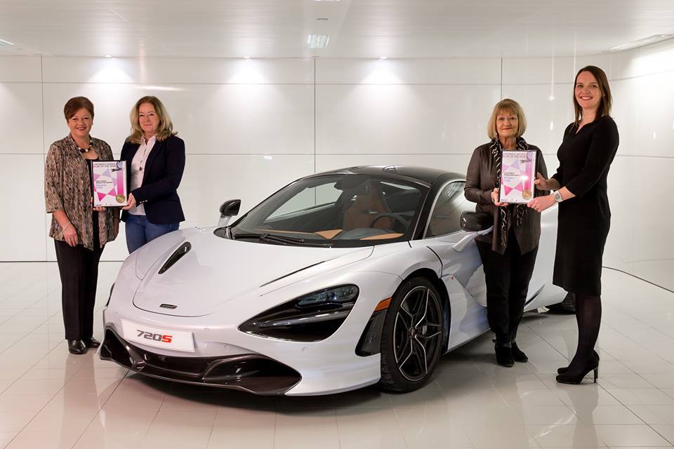 Las jurados de Inglaterra, Sue Baker, y de Escocia, Maggie Barry, entregan el premio Holly Reich Dream Car al McLaren 720S. En la imagen con Amanda McLaren y Ruth Aoidh.