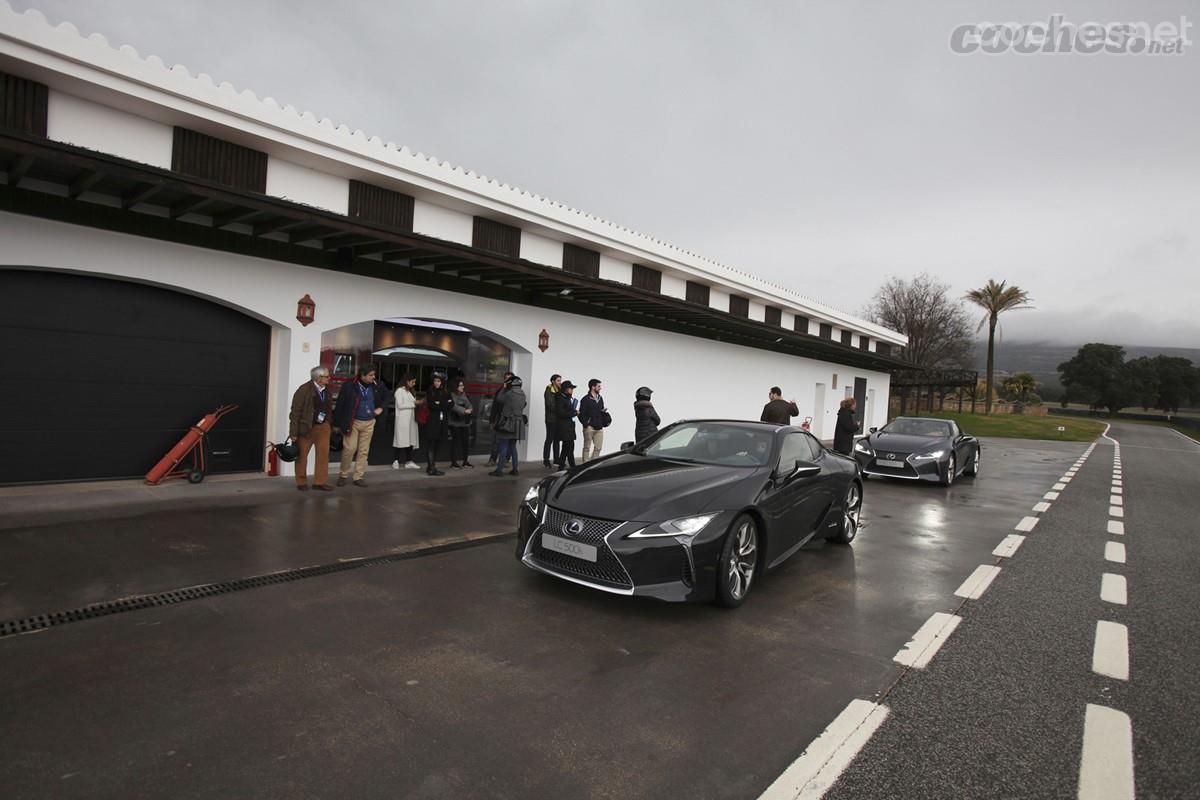 Durante el evento tuve la oportunidad de probar tanto el modelo híbrido como el V8 de gasolina.