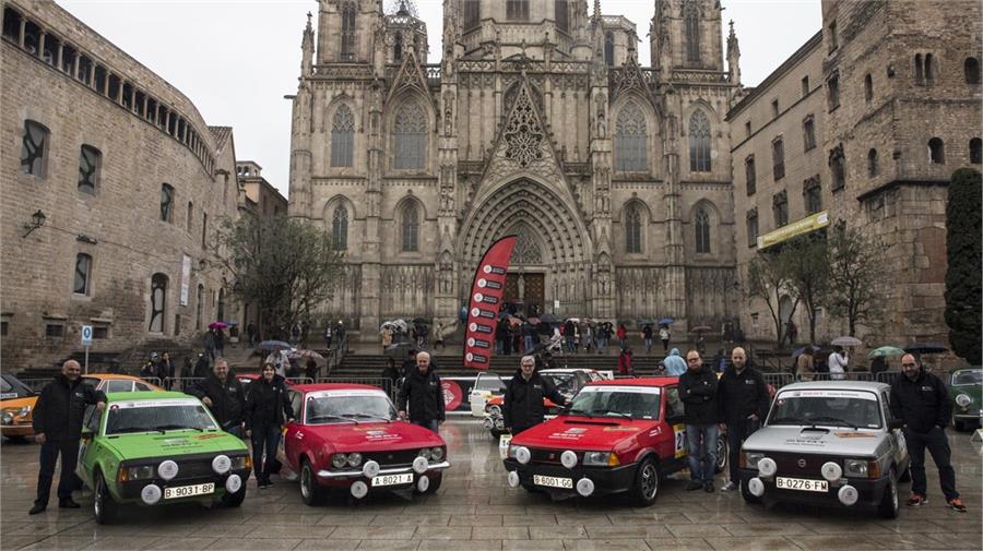 Los cuatro coches del equipo Seat Coches Históricos antes de la salida en la Plaza de la Catedral de Barcelona.