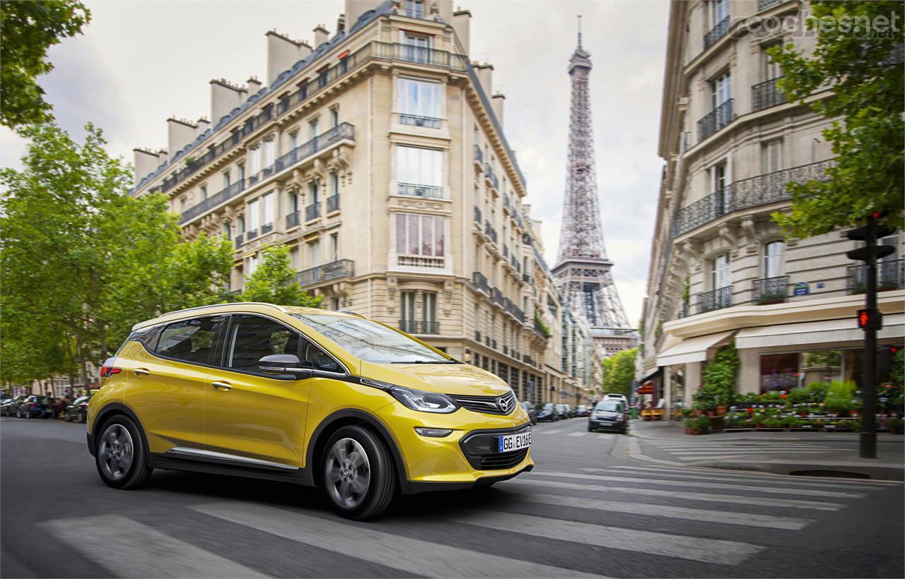 Un Opel en París. Esta imagen promocional del nuevo Opel Ampera-e será habitual a partir de ahora.