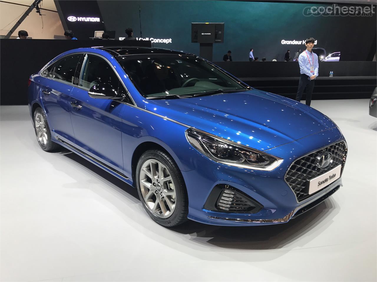 Este es el nuevo Hyundai Sonata, un coche similar a nuestro i40, que estrenaba un nuevo diseño en el frontal, parecido al del i30 nuevo.