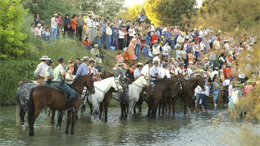 Declarado Fiesta de Interés Turístico de Andalucía, el paso del Vado de Quema es uno de los momentos más emblemáticos del camino al Rocío