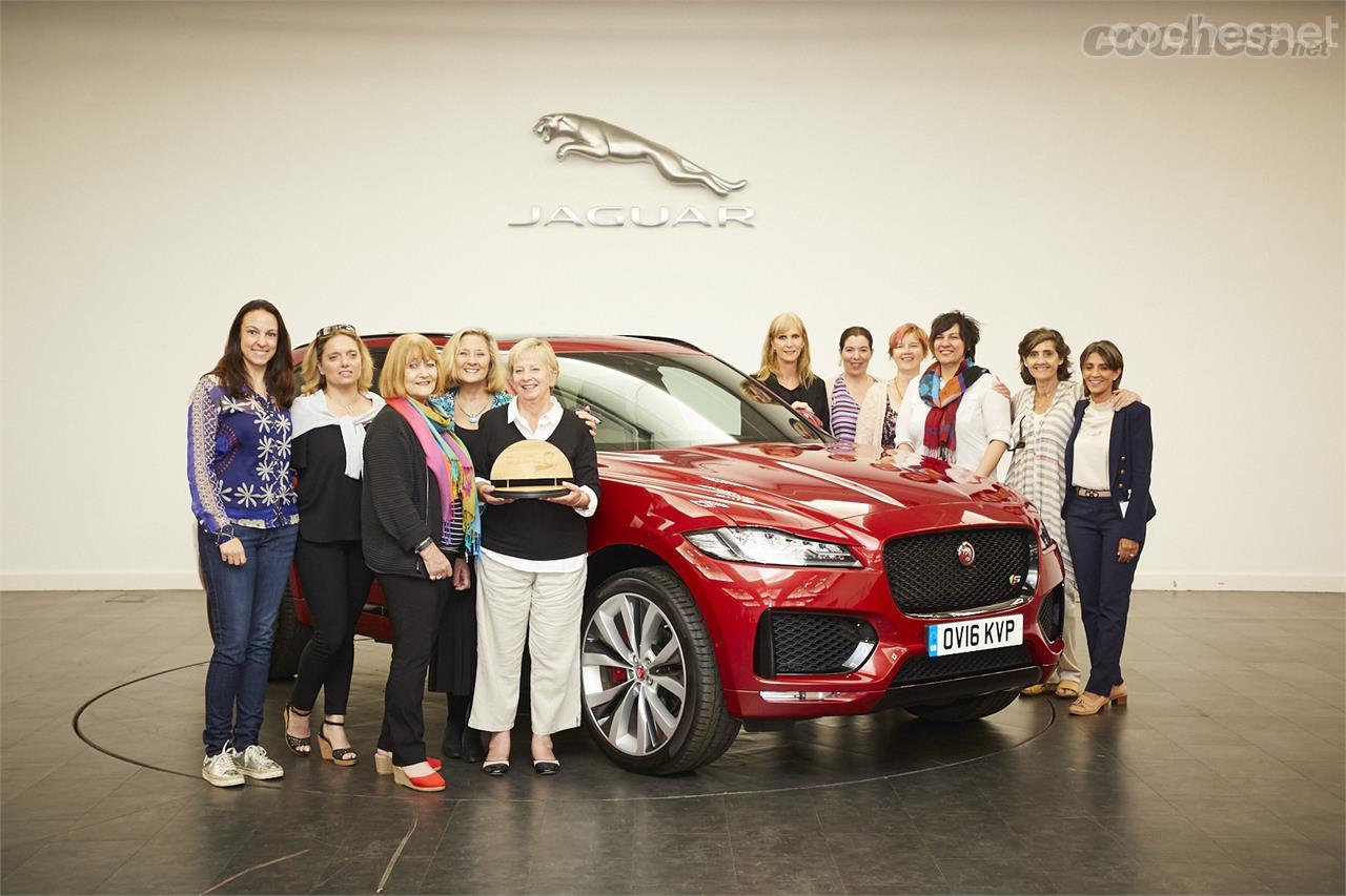 Mujeres periodistas entregan el premio al mejor coche del año