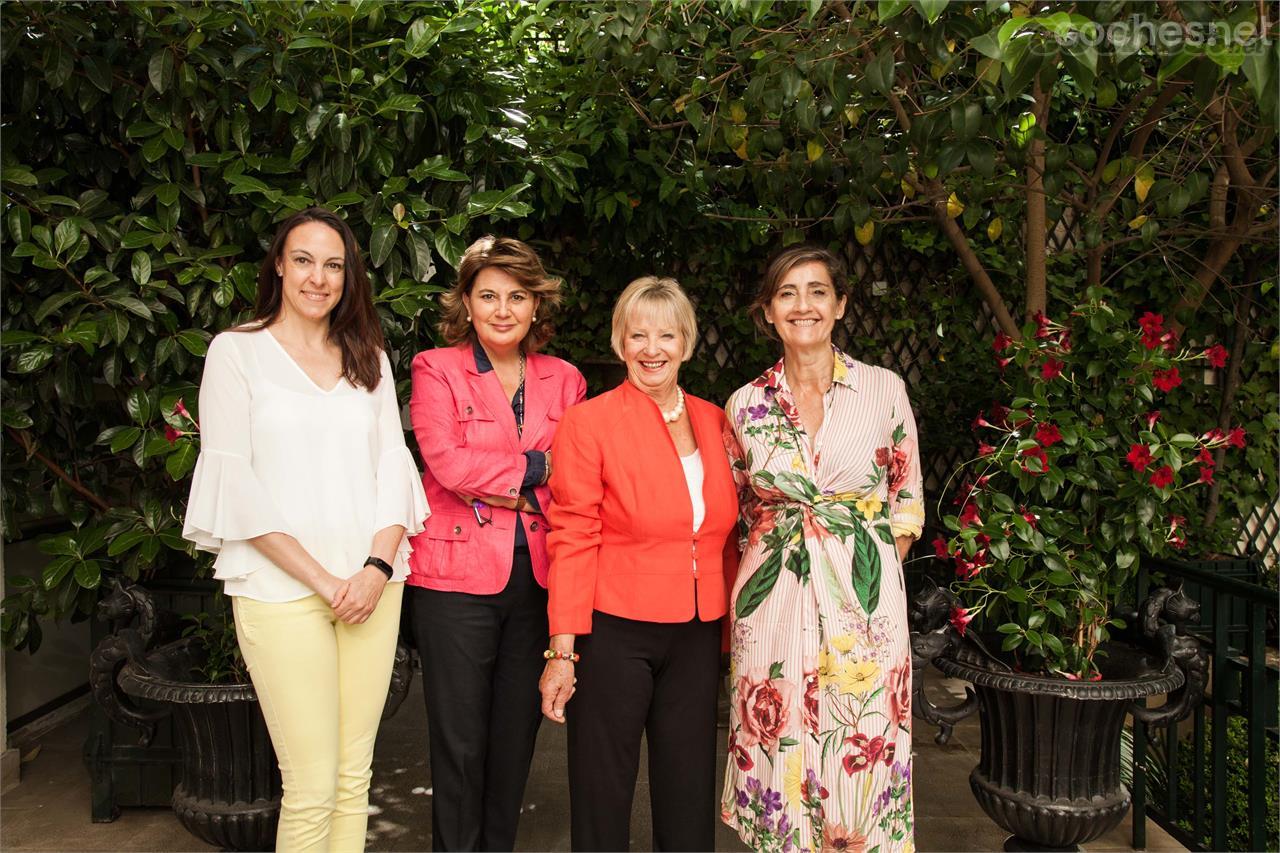 Tras entregar el galardón en Coventry, Sandy Myhre, fundadora del WWCOTY, visita Madrid. En la foto junto a Belén Lacalle, de Jaguar España, y las jurados españolas Marta García y Sara Soria.