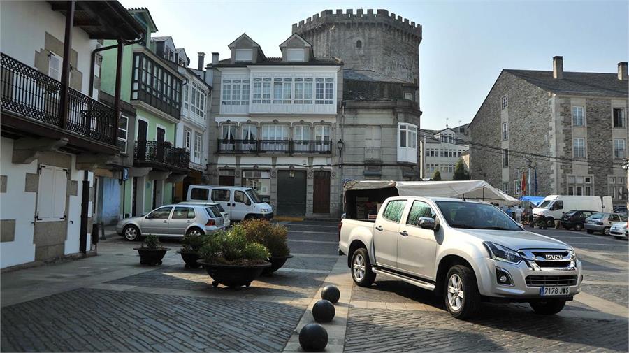 La Isuzu D-Max delante de la torre del homenaje del antiguo castillo de los Andrade, hoy convertida en Parador de Turismo