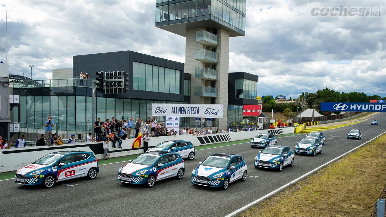 Momento de la salida frente a las nuevas instalaciones del remodelado paddock del Circuito del Jarama.