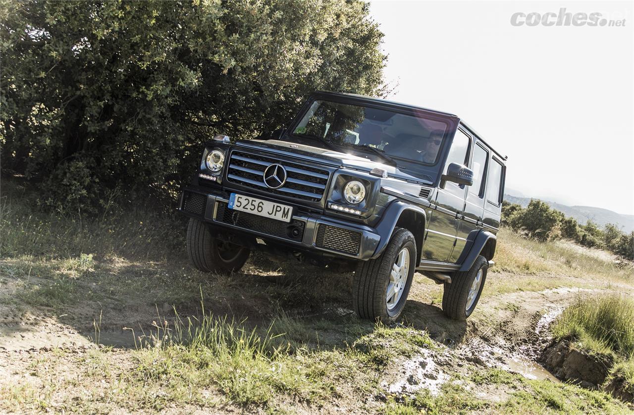 El Mercedes G mantiene sus legendarias aptitudes como todoterreno. Esta versión 350d es la única "asequible" siempre que entendamos como asequible un precio por encima de 100.000 euros.