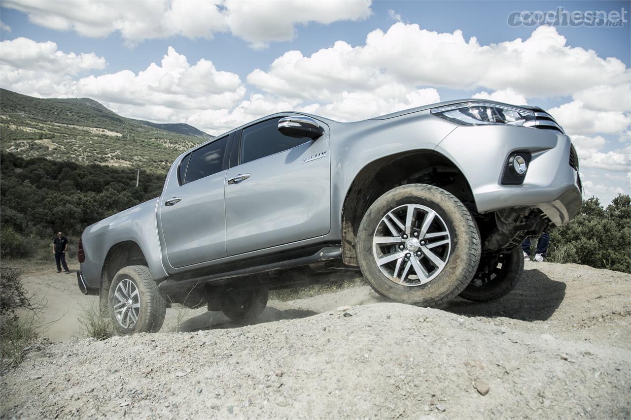 El Hilux es un vehículo con extraordinarias aptitudes todoterreno. Su único problema es su larguísima batalla que compromete el ángulo ventral.