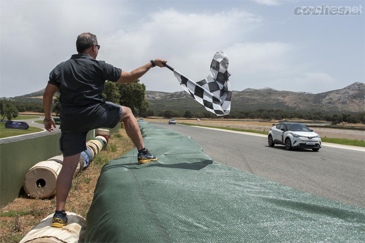 El equipo ganador pasando la línea de meta tras las 24 horas de carrera...