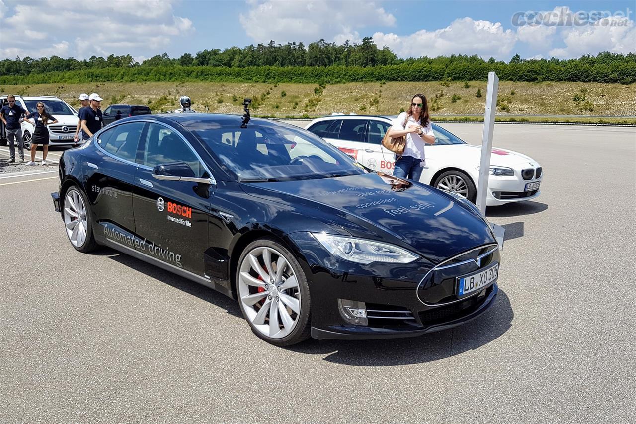 Además de con otros modelos de distintas marcas, salimos a la pista de pruebas en un Tesla Model S con visión de 360 grados.