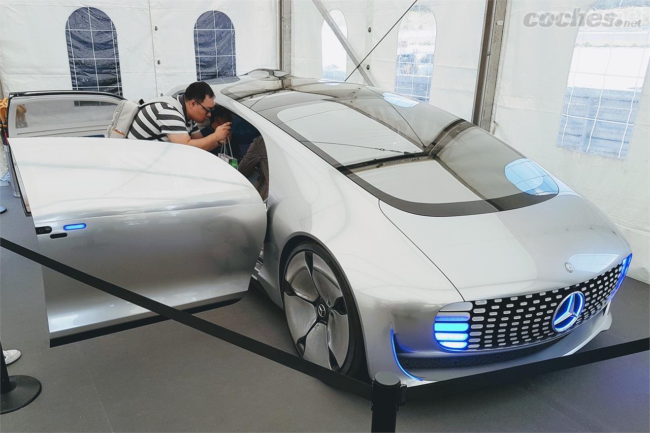 De entre los vehículos expuestos, llamó nuestra atención el concept car Mercedes-Benz F 015 Luxury in Motion.