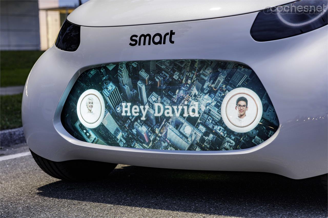 El frontal del coche tiene una pantalla digital que muestra información a los transeuntes o o bien sirve para que el usuario identifique el vehículo que ha pedido. 