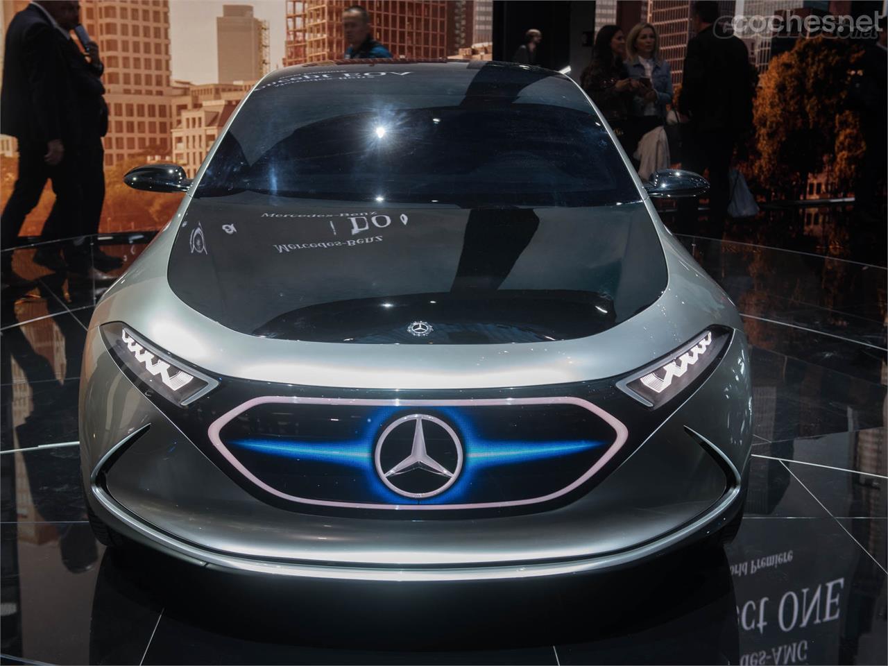 La parrilla del Mercedes-Benz EQA Concept es "virtual" y modifica su diseño en función del programa de conducción seleccionado. 