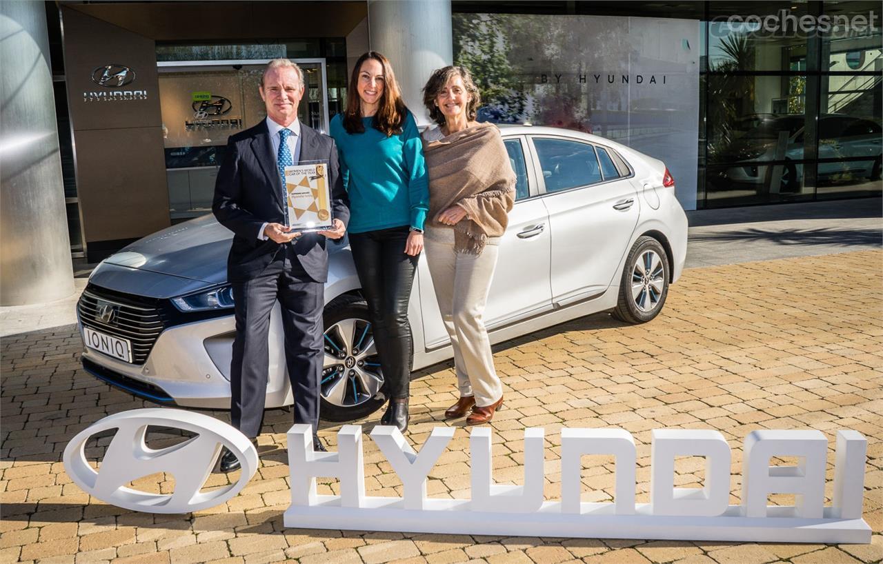 Leopoldo Satrústegui, director de Hyundai Motor España, recibe el premio del WWCOTY otorgado al Ioniq, de manos de las dos jurados españolas, Sara Soria, de Coches.net, y Marta García, de Quo. 