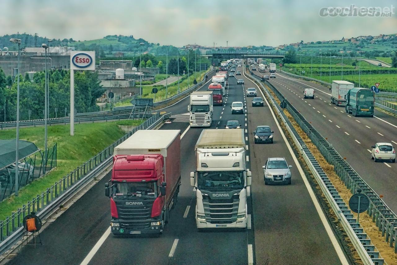 Son muchos los conductores que pasan largas jornadas laborales sentados al volante, aumentando así su riesgo de sufrir un accidente .