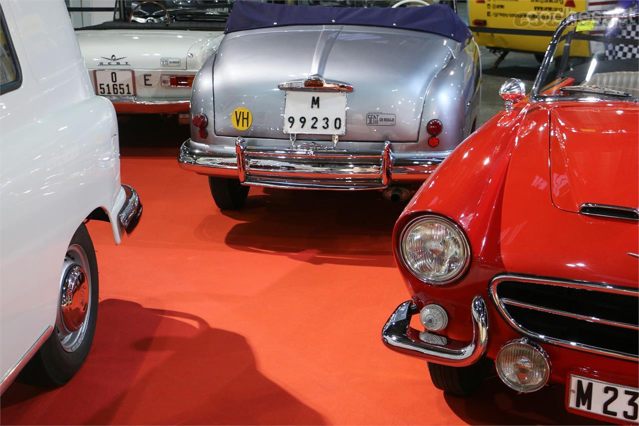 La colección privada SEAT EN RODAJE expone una algunos de los 1400 más especiales como estos FIAT 1400 Cabrio de 1953 gris o este SEAT 1400 Sport Serra de 1959 rojo.