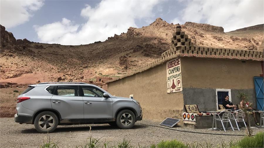 Nuestro Rexton demostró que es un coche preparado para la aventura africana. Ofrece confort, habitabilidad y aptitudes TT suficientes para las pistas y la arena marroquís.