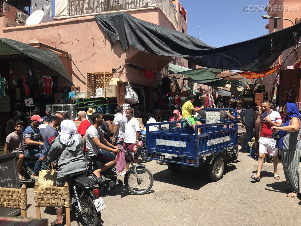 No es fácil circular por según que sitios en Marruecos. En los pueblos, el tráfico es caótico y hay que tener mucho cuidado al avanzar.