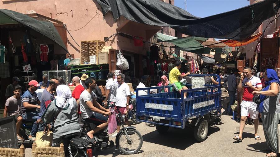No es fácil circular por según que sitios en Marruecos. En los pueblos, el tráfico es caótico y hay que tener mucho cuidado al avanzar.