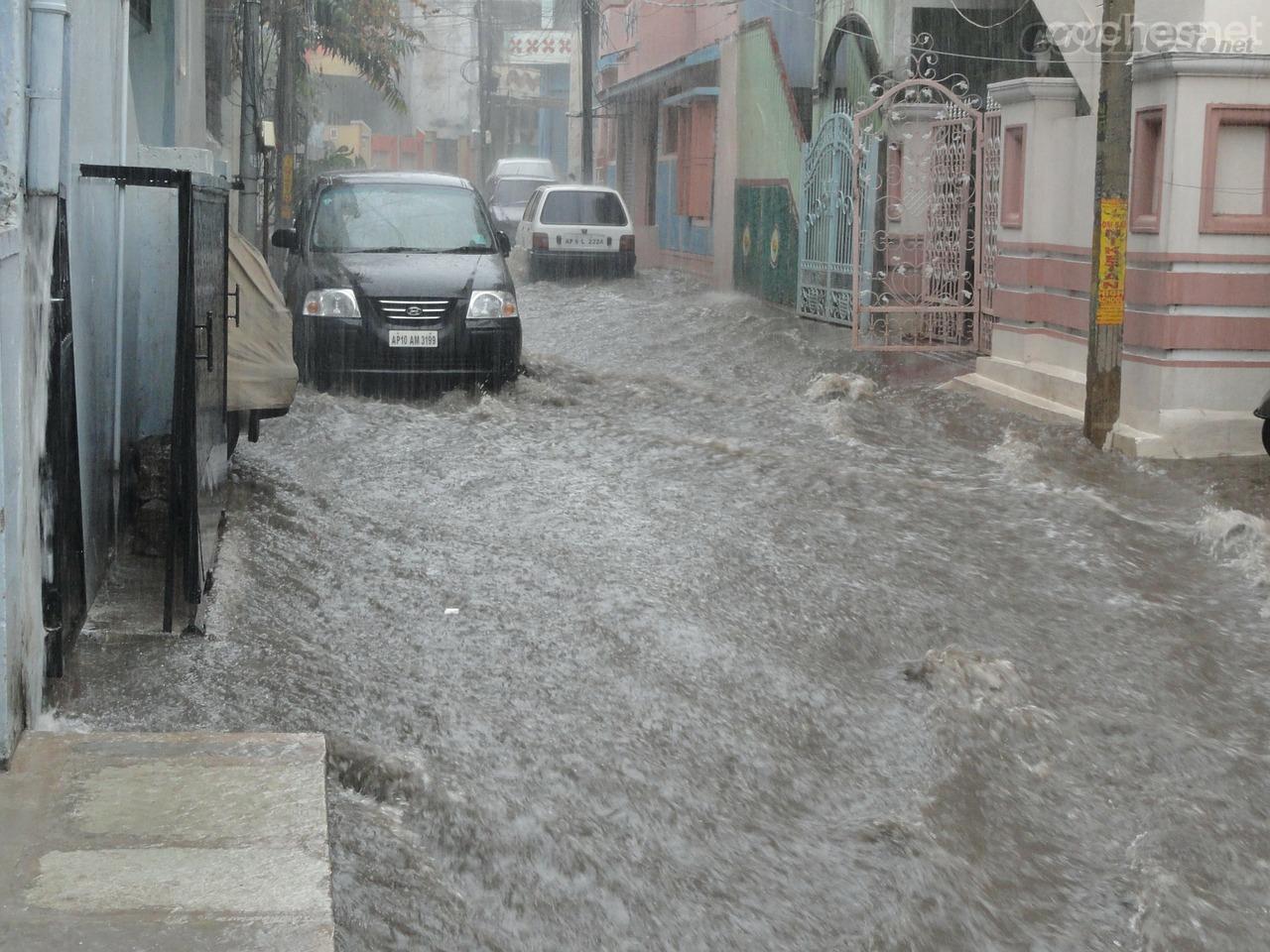 Abandona el coche cuando notes que éste desliza sobre el agua.