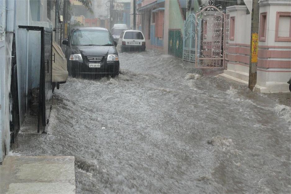 Abandona el coche cuando notes que éste desliza sobre el agua.