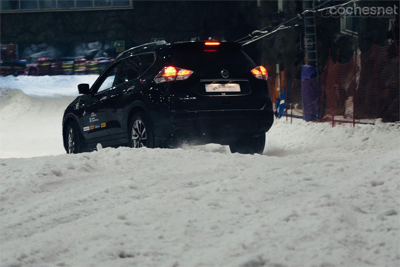 La Comisión de Fabricantes de Neumáticos ha organizado una jornada de pruebas en la pista de nieve SnowZone de Madrid Xanadú para conocer las ventajas de los neumáticos de invierno.