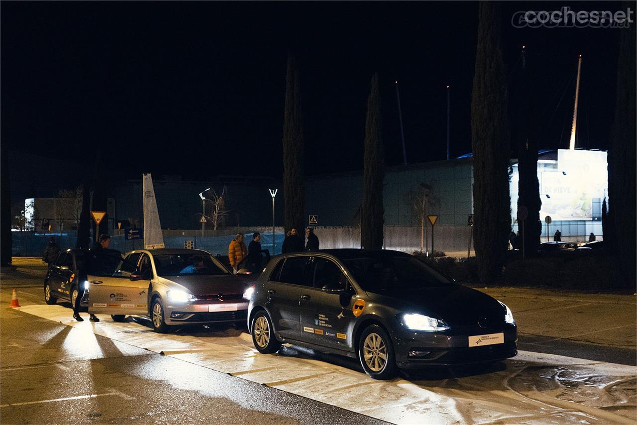 Comparamos la capacidad de frenada de un neumático de invierno frente a uno estándar sobre suelo deslizante a 50 km/h. Con el primero la distancia de frenado es menor.